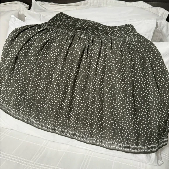 Midi skirt small Nordstrom Rack. Army/Ivory Random Dot. NWT - Picture 3 of 10